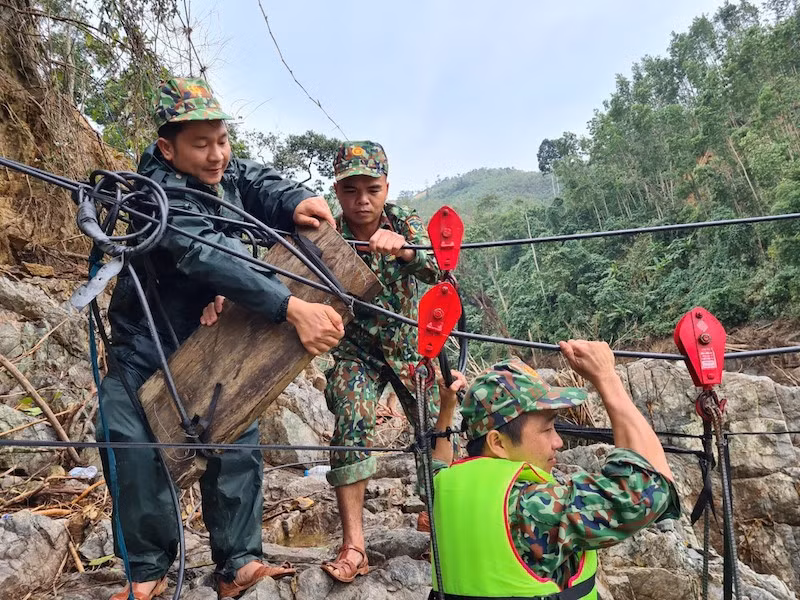 Những cán bộ, chiến sĩ Lữ đoàn Công binh 270 đã tham gia công tác tìm kiếm nạn nhân từ ngày đầu tiên tiếp cận hiện trường vụ sạt lở. Từ 6 giờ 30 mỗi ngày, bộ đội lên đường tiếp cận, kiểm tra ròng rọc đưa người qua sông. Ảnh: THANH NHẬT 