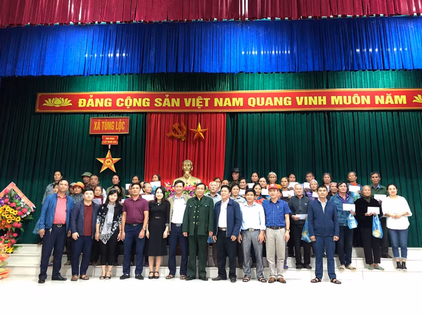 Cong doan Lien hiep Hoi Viet Nam trao 100 suat qua cho nguoi dan vung lu Ha Tinh