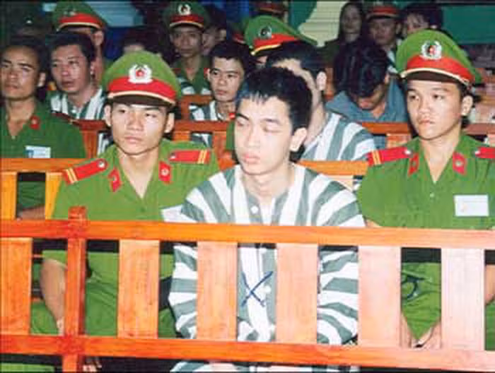 Đêm 29/9/2000, sau vụ quậy vũ trường Phi Thuyền bằng mắm tôm, chuột chết và phân người, Hải bánh điện thoại cho Nguyễn Thế Phát, triệu tập Nguyễn Việt Hưng (giữa) và Nguyễn Xuân Trường đến bàn chuyện bị Dung Hà quậy phá và bàn cách trả thù.