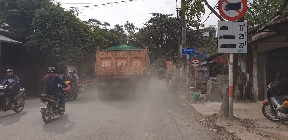 Xe cơi nới thành thùng, chở quá tải tung hoành tỉnh lộ 70 - Hình 2 Xe coi noi thanh thung, cho qua tai tung hoanh tinh lo 70-Hinh-2