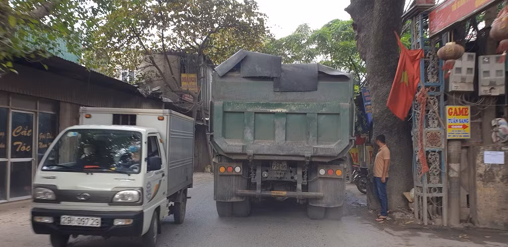 Xe cơi nới thành thùng, chở quá tải tung hoành tỉnh lộ 70 - Hình 3 Xe coi noi thanh thung, cho qua tai tung hoanh tinh lo 70-Hinh-3