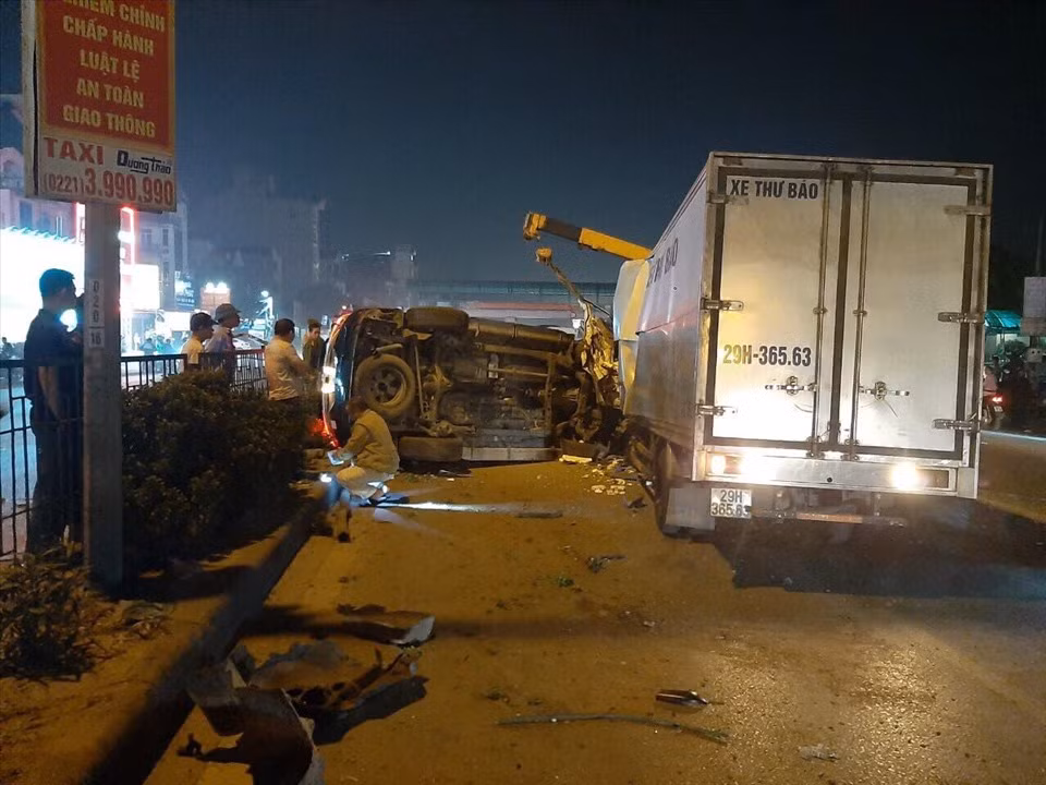  1. Ôtô mất lái, lao sang đường đâm xe thư báo khiến 3 người thương vong: Khoảng 21h10 ngày 13/11 tại km 16+180 giữa thuộc địa phận xã Trưng Trắc, huyện Văn Lâm, tỉnh Hưng Yên xảy ra vụ tai nạn giao thông xe ôtô BKS 89A-149.73 chạy hướng Hà Nội - Hải Phòng mất lái đâm vào dải phân cách giữa.