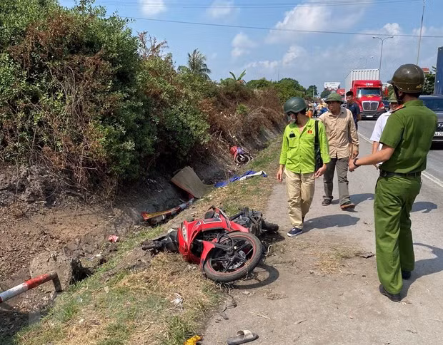  2. Đâm vào đuôi xe ô tô đầu kéo bị tử vong tại chỗ: Vào hồi 5h ngày 14/7, vụ tai nạn giao thông giữa xe môtô với xe đầu kéo đã xảy ra tại km70+700, Quốc lộ 5 thuộc địa bàn xã Kim Xuyên, huyện Kim Thành, Hải Dương.