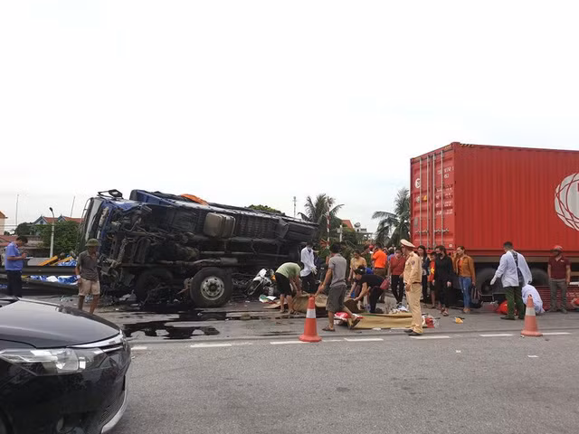  5. Vụ tai nạn kinh hoàng trên QL5: Khiến 7 người tử vong và 2 người bị thương : Khoảng 5h sáng (23/7/2019), tại QL5 đoạn chạy qua xã Cộng Hòa (huyện Kim Thành, tỉnh Hải Dương) xảy ra vụ tai nạn kép khiến 6 người tử vong và một số người bị thương. >>>>Xem thêm Video: Dân mạng sợ hãi về vụ tai nạn trên quốc lộ 5