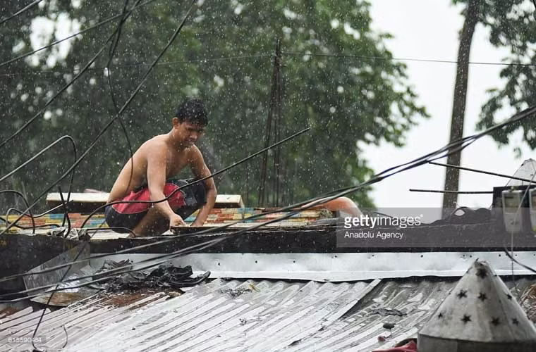 Che chắn và gia cố mái nhà trước khi bão Haima tiến vào đất liền.