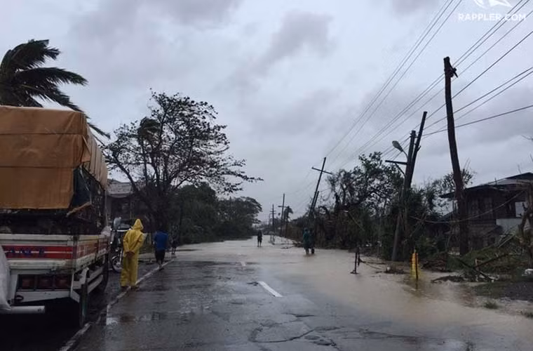 Con đường quốc lộ chạy qua địa phận Ilocos Sur bị ngập lụt.