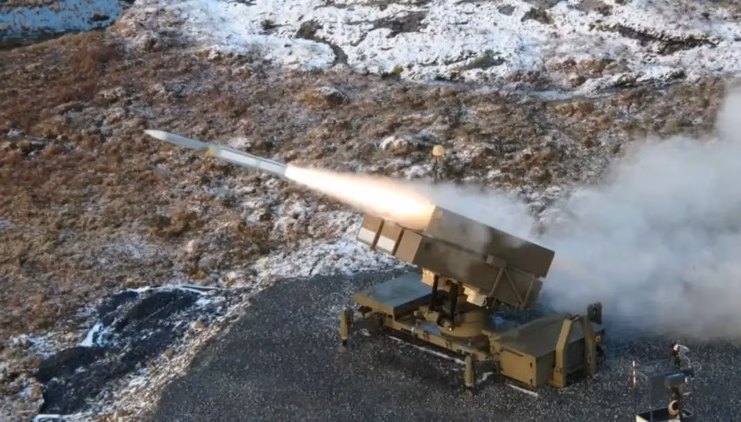 NASAMS được trang bị 3 bệ phóng đa nhiệm vụ, mỗi bệ mang tới sáu tên lửa. Nó có thể được chở trên xe tải hoặc xe bánh xích. Hệ thống có khả năng phòng thủ 360 độ và thích hợp cho các hoạt động trong cả ngày lẫn đêm, dưới mọi điều kiện thời tiết.