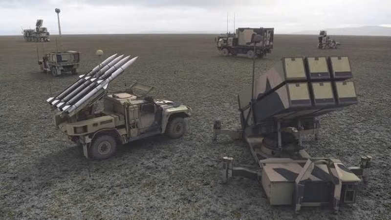 Vũ khí chính của hệ thống là tên lửa AIM-120 AMRAAM. NASAMS có thể bắn các phiên bản của AMRAAM dẫn đường bằng radar, bao gồm dẫn xuất phạm vi mở rộng mới được tối ưu hóa để sử dụng trong các vai trò phóng từ mặt đất, cũng như tên lửa tầm nhiệt AIM-9X Sidewinder...