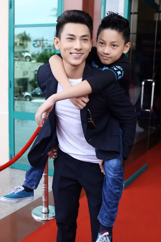 Isaac từng thích thú khi bắt gặp "bản sao nhí" của mình khi tham gia một sự kiện giải trí. Cậu bé này có tên An Bình, là vũ công 11 tuổi khá tài năng và triển vọng. Ảnh: Đông Tây.