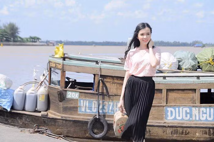 Vi vừa tốt nghiệp Khoa Kinh tế trường Cao đẳng Kinh tế Kỹ thuật TPCT và liên thông Đại học Chính quy Khoa Tài chính Ngân hàng Đại học Cần Thơ.