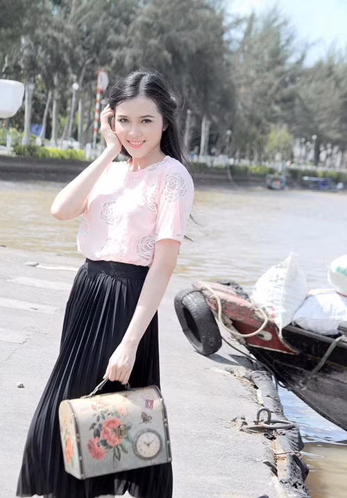 Hoa khôi Huỳnh Thúy Vi đang rất quyết tâm dồn thời gian cho việc tập luyện và chuẩn bị tham gia Hoa hậu Hoàn vũ Việt Nam 2015. Thúy Vi mong muốn được trải nghiệm, học tập, trau dồi kĩ năng sống qua các hoạt động huấn luyện, thiện nguyện tại cuộc thi để hoàn thiện bản thân và giúp đỡ những người có hoàn cảnh khó khăn. Cô gái này mong muốn trở thành một người thành công trong sự nghiệp và đặc biệt là người có ích cho xã hội.