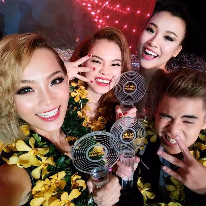 Sau nhiều nỗ lực và cố gắng, đội DJ King Lady (Phạm Thị Thu Hiền, 22 tuổi) - Giang Hồng Ngọc - Duy Anh - đã đạt giải nhì tại The Remix. Từ ngày tham gia cuộc thi, cái tên King Lady trở nên quen thuộc trong giới DJ và được đông đảo bạn trẻ biết đến. Sau đó, cô nhận được nhiều show diễn trong và ngoài nước hơn.