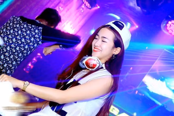 Sắp tới, cô gái Hà thành còn lấn sân sang lĩnh vực ca hát. "Tôi chuẩn bị cho ra mắt một ca khúc nhạc pop về chủ đề tình yêu. Từ nhỏ, tôi đã đam mê âm nhạc, nay có điều kiện nên muốn thử sức mình", cô chia sẻ.