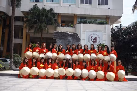 Thay bằng những tấm áo dài trắng tinh khôi, các bạn nữ sinh lớp Văn hóa - Du lịch (trường Đại học Văn hóa Hà Nội) chọn áo dài cờ đỏ sao vàng làm trang phục chính trong buổi chụp hình kỷ yếu.