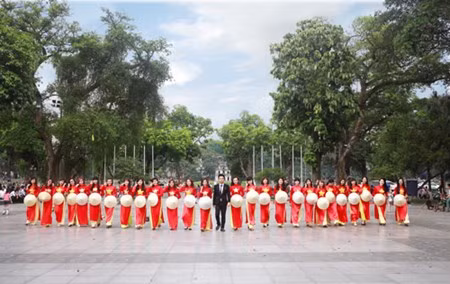 Diện trên mình tấm áo dài in hình Tổ quốc, các bạn nữ sinh khiến cho bộ ảnh kỷ yếu thêm phần thiêng liêng, trang trọng.