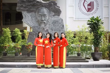 Diện trên mình trang phục có hình lá cờ Tổ quốc, các bạn nữ sinh trường Văn hóa trông vừa thướt tha, vừa truyền tải được tình yêu của thế hệ trẻ dành cho đất nước.