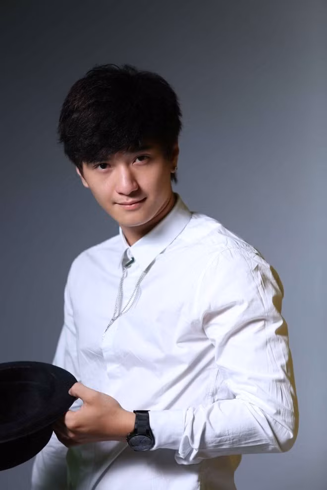 Tại thời điểm đó, Huỳnh Anh được đánh giá là một trong những hot boy giàu tiềm năng. Anh thử sức ở nhiều lĩnh vực như diễn viên, ca sĩ… Năm 2014, hot boy tham gia chương trình Học viện ngôi sao và dừng chân tại top 6.