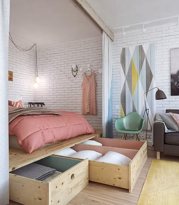 Không chỉ thế, chiếc giường trong phòng ngủ được nâng lên cao để tạo ra một cái tủ lớn bên dưới có thể dựng hầu hết mọi thứ cồng kềnh.Tại ban công, một hàng ghế ngồi được tạo ra từ các thùng gỗ của quân đội cung cấp cho gia chủ một khu vực trữ đồ bổ sung.