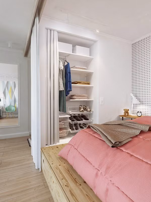 Một trong những vấn đề chính của một căn hộ nhỏ là quá thiếu diện tích để lưu trữ, nhưng điều đó đã được giải quyết bằng cách thiết kế các mảng tường ngăn cách thật dày nhưng thật ra là tủ chứa đồ và tận dụng khoảng cách của hành lang thành một tủ áo nhỏ cho phòng ngủ.