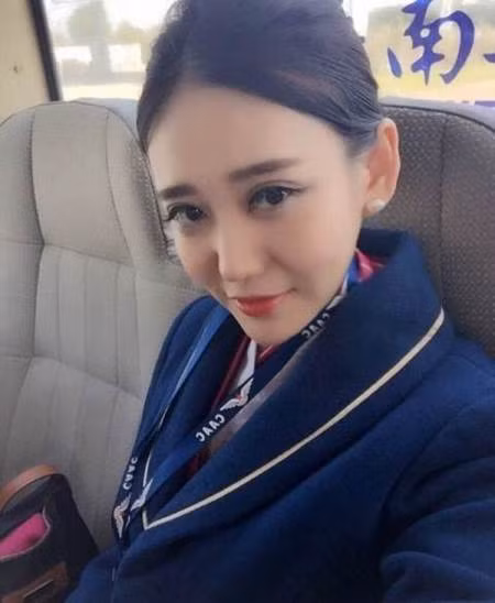 Khi là nữ tiếp viên hàng không, Zoe Yao có vẻ đẹp thanh lịch, tinh tế. Cùng với đặc thù nghề nghiệp, nụ cười luôn nở trên môi theo tiêu chuẩn, cô bạn lại càng trở nên thu hút hơn.
