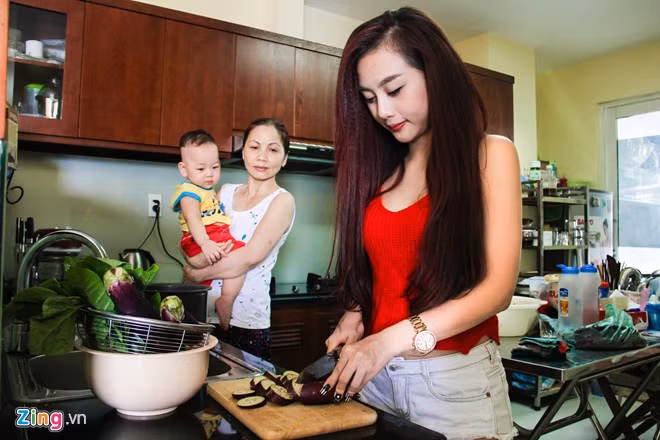 Nữ DJ Việt cho biết, mỗi sáng, cô đều phụ mẹ dọn dẹp nhà cửa và chăm sóc cháu Ken (10 tháng tuổi). Trong ảnh, Quỳnh Nhi tự tay chuẩn bị bữa trưa. Thời gian rảnh, cô được mẹ chỉ dẫn làm các món ăn mới. Là chung cư mới xây nên nơi ở của Nhi khá khang trang, sạch sẽ.
