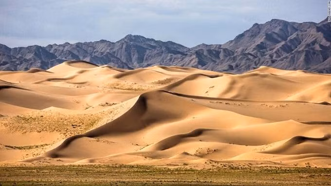 Sa mạc Gobi được mệnh danh là “vùng đất khô cằn” của vùng thảo nguyên. Vào mùa hè, nhiệt độ ở đây lên đến trên 40 độ C và có thể xuống thấp - 40 độ vào mùa đông. Khác với sa mạc Sahara, Gobi chỉ có khoảng 3% là đụn cát, phần còn lại được đá, đồng cỏ khô và sỏi bao phủ. Dù khí hậu vô cùng khắc nghiệt song số lượng động vật ở đây lại vô cùng phong phú với lạc đà 2 bướu, dê rừng, sói và đại bàng vàng.