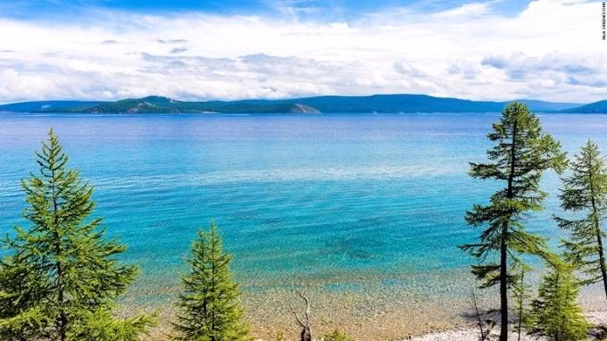 Hồ Khovsgol. Hồ tọa lạc gần với biên giới Nga và các khu rừng Siberia, là nơi sâu nhất Mông Cổ, cung cấp khoảng 70% nước sạch cho người dân. Đây cũng là nhà của nhiều loài cá và các loài động vật hoang dã khác như dê núi, sói, hươu, nai. Mùa đông, mặt hồ sẽ đóng băng dày đến 1,5m.