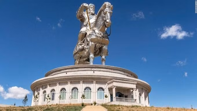 Tượng Thành Cát Tư Hãn. Thành Cát Tư Hãn được nhớ đến với sự hung bạo của mình khi chinh phục một nửa thế giới vào thế kỷ 13 nhưng người Mông Cổ xem ông là anh hùng dân tộc và là một biểu tượng của nền văn hóa. Tượng đài Thành Cát Tư Hãn cao 40 mét tại song Tuul, cách 54 km về phía đông của Ylaanbaatar. Bức tượng được làm bằng 250 tấn thép không gỉ và hướng về phía đông, nơi sinh của ông.