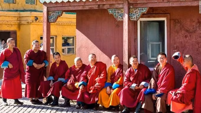 Tu viện Gandan. Thời kì Phật giáo được truyền bá rộng rãi ở Mông Cổ suốt 7 thập kỷ cho đến khi chủ nghĩa cộng sản sụp đổ vào năm 1990, gần như tất cả các tu viện của nước này bị phá hủy và hàng ngàn nhà sư bị giết. Tu viện Gandan là nơi sống sót duy nhất với chưa đầy 100 tu sĩ cho đến khi Liên bang Xô-viết sụp đổ, kéo theo sự chấm dứt của chế độ cộng sản tại đây.