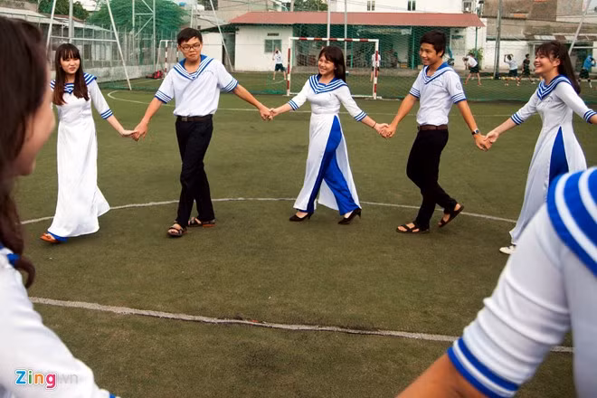 Học sinh Nhân Việt vui chơi trong giờ thể dục trên sân bóng mini của trường.