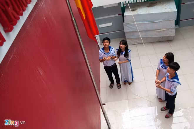Thầy Bùi Gia Hiếu (hiệu trưởng) chia sẻ: "THPT Nhân Việt năm nay may đồng phục lính hải quân để cho các em ý thức hơn, có niềm tự hào và tình yêu dành cho biển đảo, quê hương".
