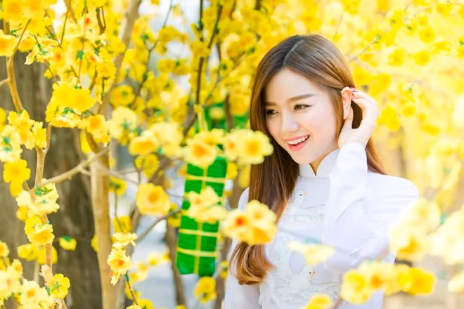 Trường cấp 3 của Hạ Anh quy định con gái không được mang giày cao gót khi đi học. Tuy nhiên, thỉnh thoảng, cô và một số bạn nữ vẫn lén lút vi phạm để mặc áo dài cho đẹp. Điều này khiến Hạ Anh nhiều lần rơi vào hoàn cảnh dở khóc, dở cười khi bị thầy giám thị phát hiện tịch thu giày. Từ đó, mỗi khi đến lớp, cô đều mang sẵn một đôi dép trong cặp để không phải đi chân đất về nhà. Ảnh: Kei Nguyễn.