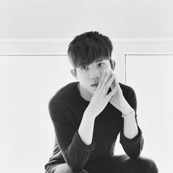 Dưới đây là hình ảnh mới nhất của chàng trai này, nhận xét một cách khách quan thì anh chàng có lợi thế về chiều cao, gu thời trang cũng cá tính không thua kém các ngôi sao trẻ khác.