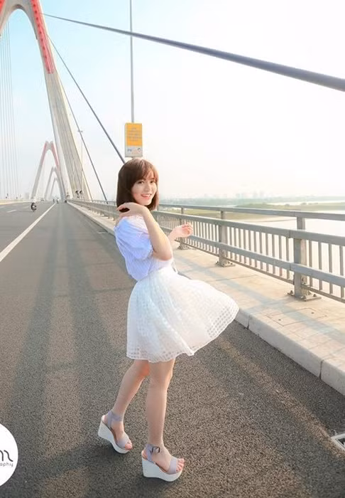 Sau màn ra mắt ấn tượng ấy, cô tiếp tục khiến cư dân mạng nổi sóng bởi những bộ ảnh nhí nhảnh, hồn nhiên.