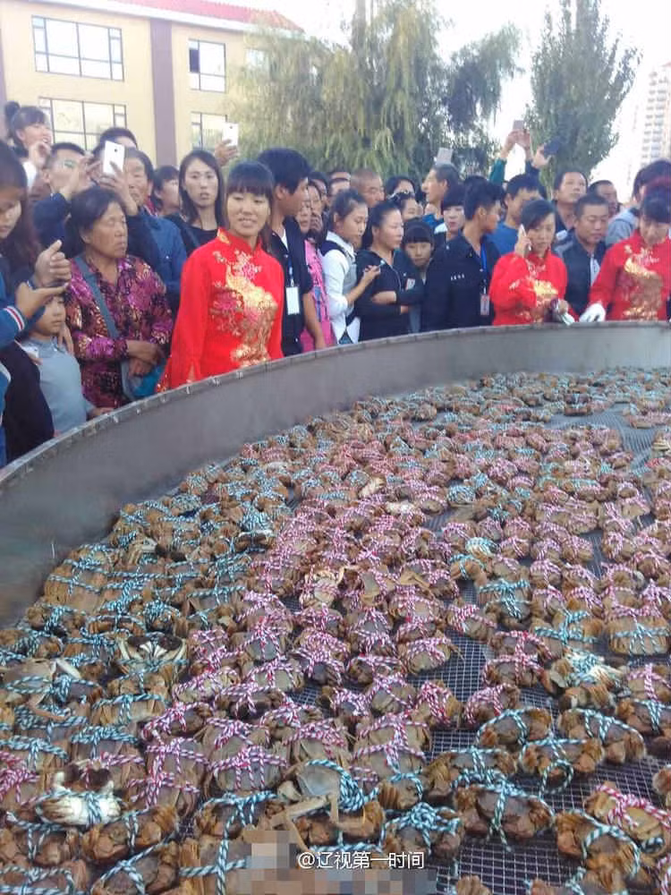 Người dân háo hức đến xem và trầm trồ trước nồi cua hấp lớn nhất họ từng chứng kiến tại đây.
