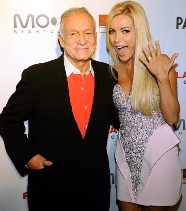 Hugh Hefner, 89 tuổi, tổng biên tập tạp chí Playboy đầy quyền lực đã tổ chức hôn lễ với cô bồ trẻ Crystal Harris (29 tuổi) vào năm 2012.