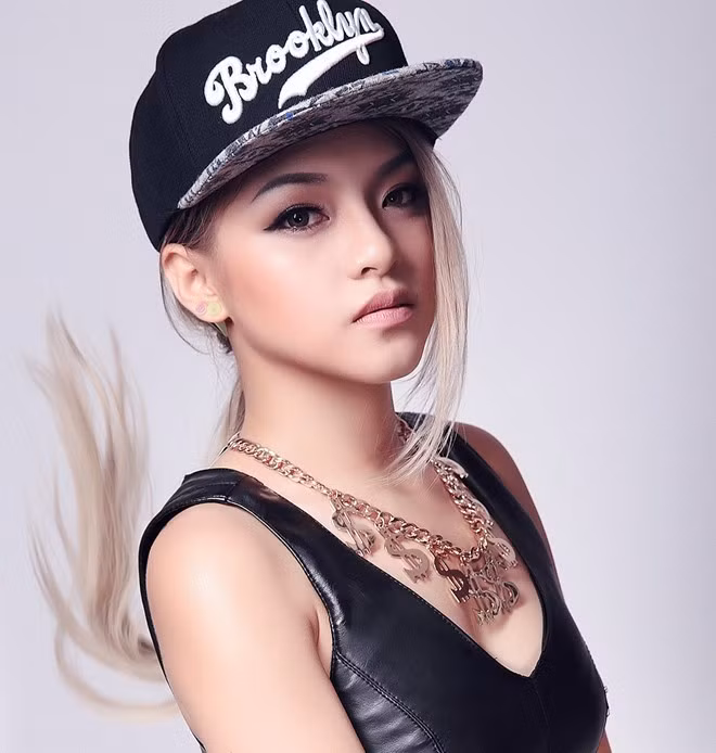 Vừa qua, DJ Melo cũng được mọi người biết đến nhiều hơn khi tham gia vào chương trình The Remix 2015 trong đội của Bảo Anh. Tốt nghiệp cấp 3, Melo theo học ngành Quản trị du lịch Khách sạn. Cô cho biết, nghề DJ đến với cô khá tình cờ. Trong lần đi xem một show diễn, âm nhạc của DJ đã thu hút, khiến cô quyết tâm theo đuổi.