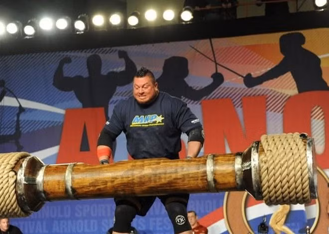 9. Jerry Pritchett (Mỹ). Tên tuổi của Pritchett được biết đến khi giành vị trí thứ 9 tại WSM 2014 với 26 điểm. Ở nội dung deadlift, lực sĩ người Mĩ kéo được 433 kg.