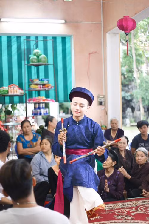 Trải qua thời gian ngắn tìm hiểu, Quốc Việt đã có thể hầu đồng một cách thành thục. Với cậu, đây không chỉ là tín ngưỡng mà còn là cái duyên và đam mê.