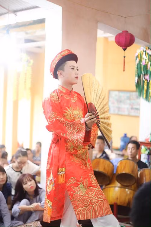 Việt mong muốn được nghiên cứu bài bản và sâu hơn về tín ngưỡng hầu đồng.