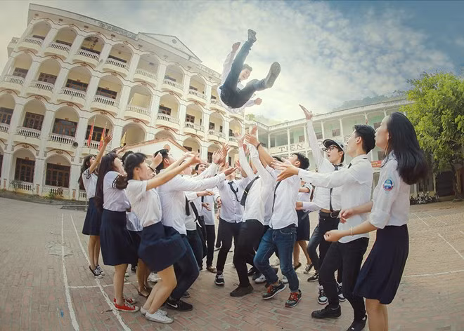 Sân trường là nơi in bóng nhiều kỷ niệm cùng những trò vui.