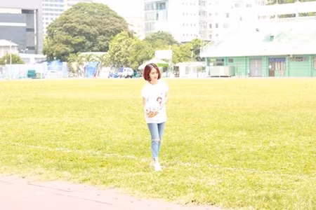 Hòa Minzy rất thích bóng đá và thường xuyên theo dõi các trận cầu của đội tuyển U19. Ở V.League 2015, cô nàng theo chân đội tuyển trong các trận đấu giao hữu để cổ vũ đội tuyển của "người yêu tin đồn" Công Phượng.