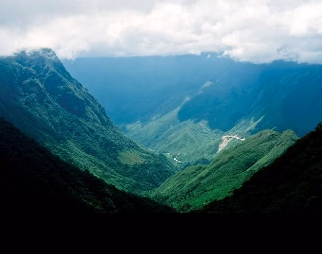  Chênh vênh Hoàng Liên Sơn: Dãy núi này dài 180 km, rộng khoảng 30 km, trải qua ba tỉnh Lai Châu, Lào Cai và Yên Bái. Đây được xem là một trong những vùng đất khắc nghiệt nhất nước ta. Tuy nhiên, với du khách, trải nghiệm lý thú khi chinh phục đèo Ô Quy Hồ, cảm giác vượt qua bản thân khi chinh phục thành công đỉnh Fansipan. Cái giá lạnh của thời tiết lại có sức hút đến mức nếu nghe bạn bè kể lại, bạn sẽ ao ước được đặt chân đến. Ảnh: Mạc Kỳ Như.