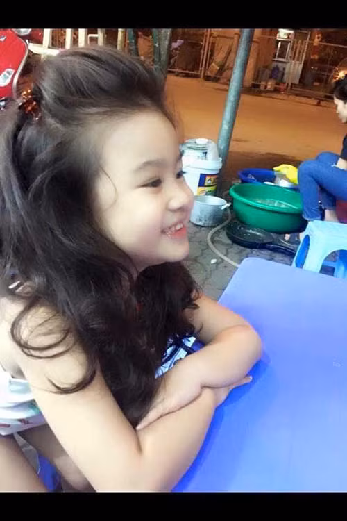 Mẹ của Yến Trang – chị Dương Thúy Nga (26 tuổi), hiện là chủ một trung tâm chăm sóc sắc đẹp. Bản thân Thúy Nga cũng vô cùng bất ngờ khi nhìn thấy những tấm ảnh chụp con gái được mọi người tích cực chia sẻ trên mạng xã hội cùng với những lời khen ngợi tích cực. Tuy vẫn có đôi chút “lăn tăn”, nhưng trong suy nghĩ của một người mẹ, cô gái 26 tuổi vẫn hết sức trân trọng và coi đây là những kỷ niệm đẹp về thời thơ ấu của con.