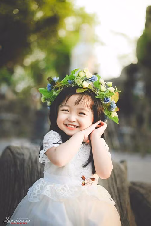 Bé gái Sài Gòn có vẻ thiên thần. Cách đây 3 tháng, chùm ảnh một cô bé con với với cách tạo dáng tự nhiên trước ống kính, khuôn mặt tròn và đôi mắt ngời sáng xuất hiện trên báo với tựa đề Bé gái Sài Gòn 4 tuổi xinh như thiên thần được đăng tải trên mạng đã thu hút sự quan tâm của rất nhiều người.