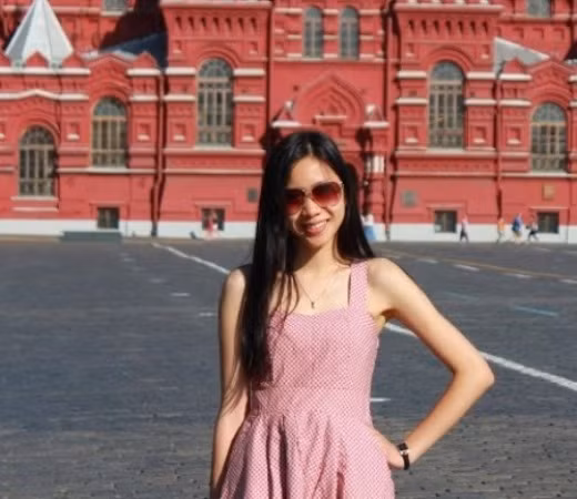 Liên sinh ra và lớn lên giữa hai nền văn hóa khác nhau là Việt và Nga nên được tiếp thu những tinh hoa của văn hóa của hai nước. Cô học giỏi ba ngoại ngữ - Anh, Nga, Ukraine từ nhỏ nên đó cũng là lợi thế đối với cô.