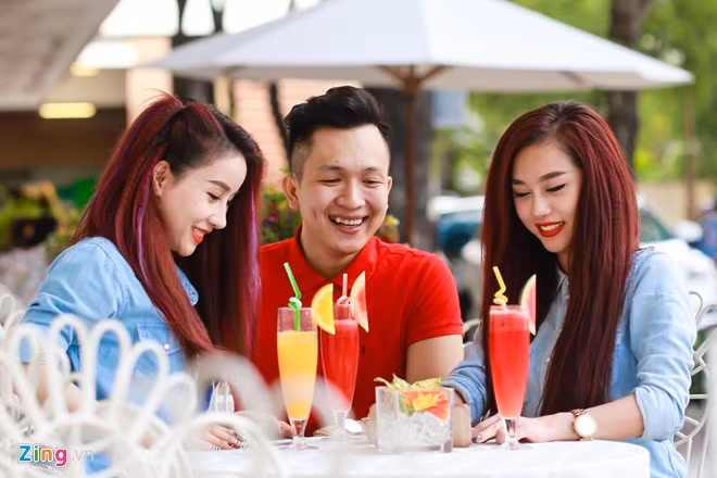 Nữ DJ cùng bạn bè vui vẻ trò chuyện tại một quán cà phê ở quận 1, TP HCM.