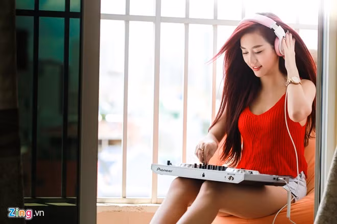 Quỳnh Nhi mang bàn nhạc DJ ra tập luyện ở ban công vào lúc 9h. Đây là công việc quen thuộc hàng ngày của cô. "Ngày mới là lúc tinh thần ta thư giãn và thoải mái, nên tập nhạc lúc này là hiệu quả và sáng tạo nhất", cô nói. Trước khi đến với nghề DJ, Nhi từng là sinh viên khoa Tài chính ngân hàng, Đại học Hoa Sen (TP HCM). Năm nhất đại học, 9X có thể tự lo mọi khoản chi tiêu cá nhân nhờ thu nhập từ việc làm mẫu ảnh tạp chí, đóng quảng cáo và MV ca nhạc.