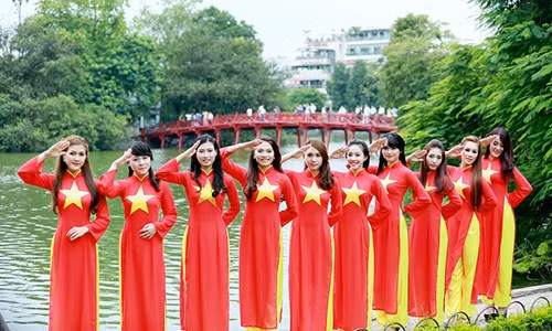 30 thí sinh tham gia chụp ảnh với trang phục áo dài đỏ là những thí sinh xuất sắc vượt qua vòng sơ khảo và được bình chọn nhiều nhất.