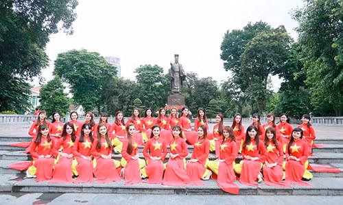 Các thí sinh mặc áo dài cờ đỏ sao vàng khoe nét duyên dáng gắn với hình ảnh quen thuộc của Thủ đô như cầu Thê Húc, Tháp Rùa, tượng đài Lý Thái Tổ.